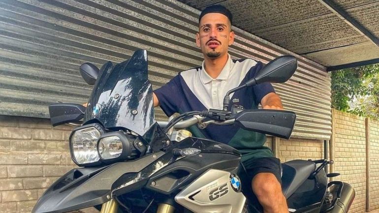El cantante El Noba sufrió un terrible accidente en moto y ahora pelea por su vida