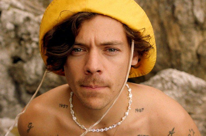 Harry Styles estrenó su nuevo vídeo musical Golden