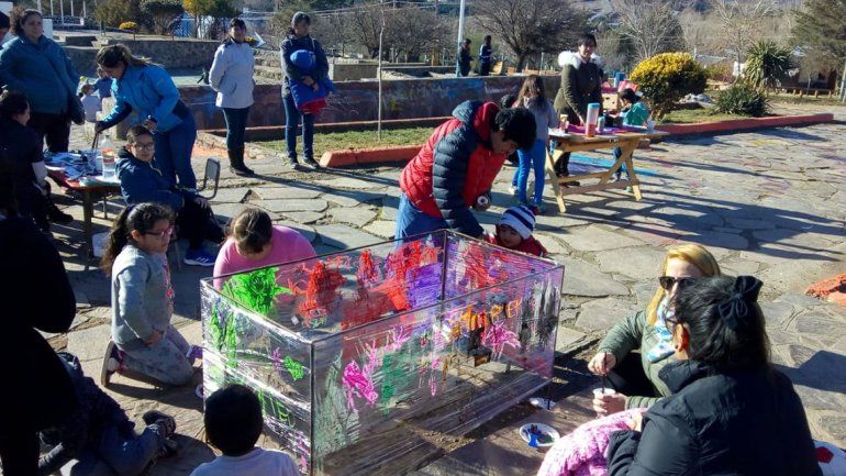 Con pinturas, los niños imaginan una ciudad para jugar