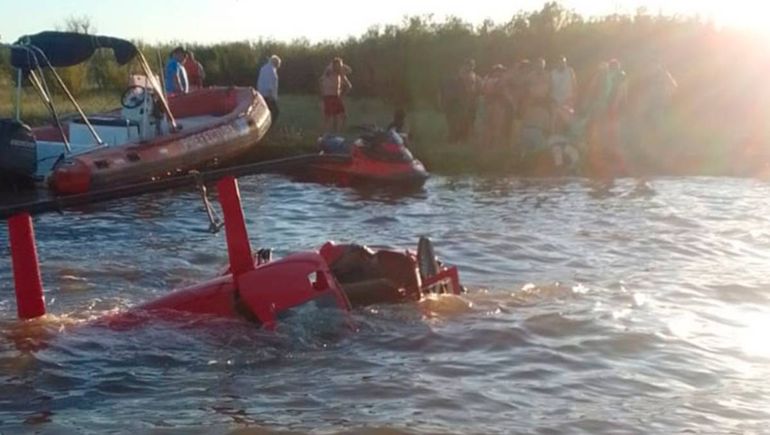 Un helicóptero cayó al río tras realizar una serie de maniobras imprudentes: un muerto y tres heridos