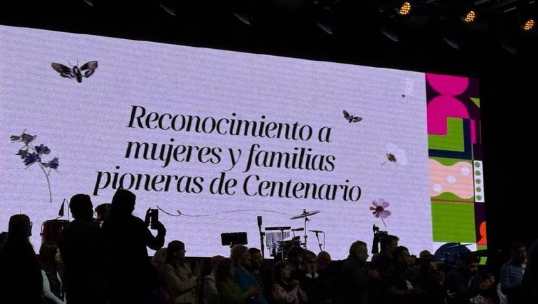 Momento emotivo del reconocimientos a los pioneros de Centenario. Momento emotivo del reconocimientos a los pioneros de Centenario.
