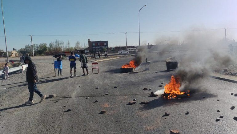 Vecinos cortan la Autovía Norte en reclamo de servicios