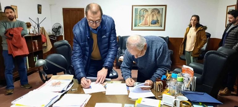 El presidente del EPEN, Francisco Zambon, y el obispo de Neuquén, Fernando Croxatto, firmaron el acuerdo para la instalación de paneles solares en las iglesias María Auxiliadora de Centenario y Nuestra Señora de Fátima de la ciudad de Neuquén.