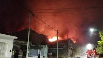 impresionante incendio en un deposito en el barrio belgrano