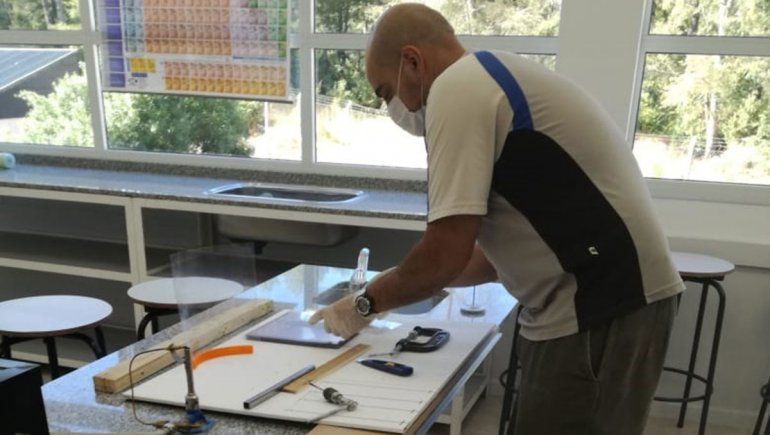 En una escuela realizan m&aacute;scaras de prevenci&oacute;n del coronavirus para el hospital de San Mart&iacute;n de los Andes.&nbsp;