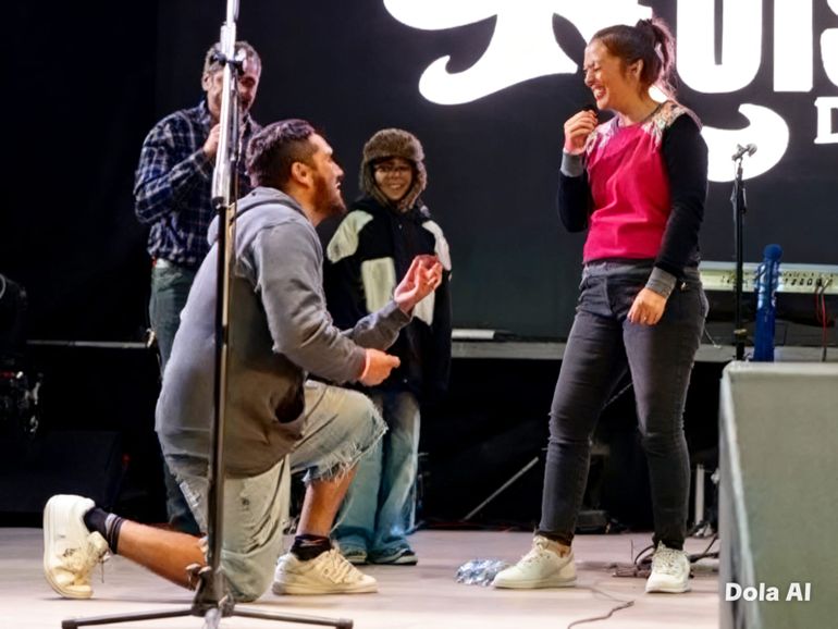 La propuesta de matrimonio en plena Fiesta del Loro Barranquero en Tricao Malal