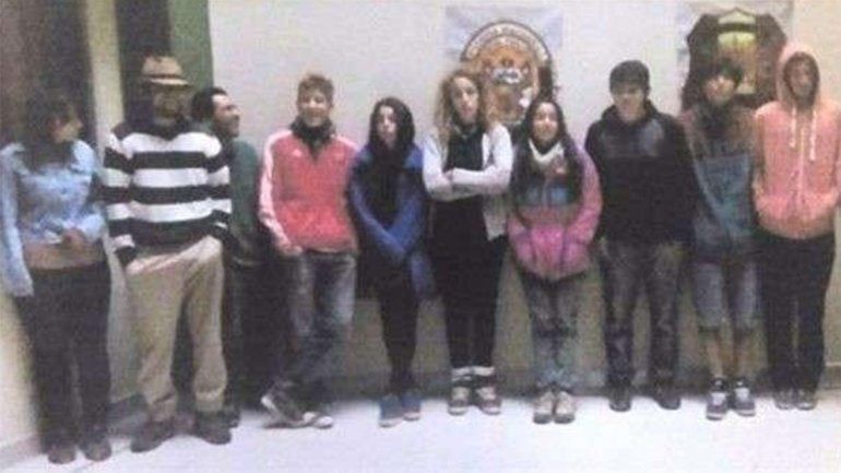 Perú: detuvieron a 11 turistas argentinos por pintar grafitis en un muro inca