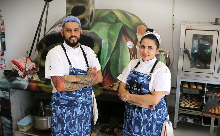 Silvina y Leandro, dupla responsable de la gastronomía de Ajo Negro. Silvina y Leandro, dupla responsable de la gastronomía de Ajo Negro.