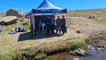 Agentes sanitarios de Loncopué, en el hospital de campaña en Butahuao. Agentes sanitarios de Loncopué, en el hospital de campaña en Butahuao.