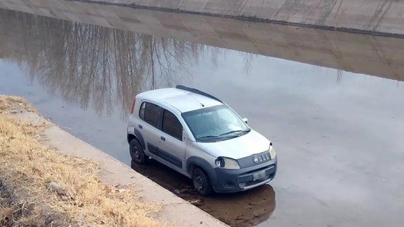 Perdió el control y terminó adentro del canal principal de riego