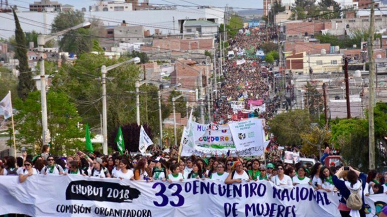 Mujeres de todo el país participaron de una masiva marcha en Trelew