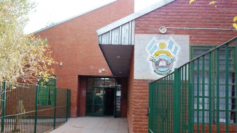 Hay un plan que contempla la construcción de dos aulas por escuela.