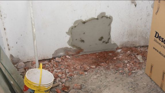 El boquete que encontró y tapó con cemento el dueño de la armería de Trelew.&nbsp;