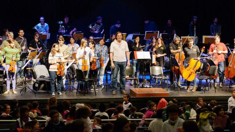 Un stormtrooper de Star Wars saluda a los chicos y se roba la atención. La película Gladiador también aportó su clásica música en un teatro que lució a pleno.&nbsp;