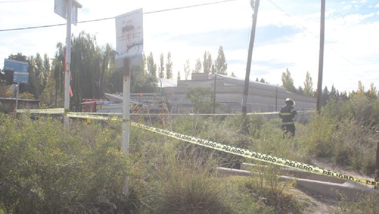 Susto en Centenario: empleado municipal rompió un caño de gas