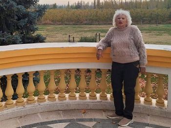 Marietta, en uno de los balcones de su Castillo en Oro. Increíble historia de vida.