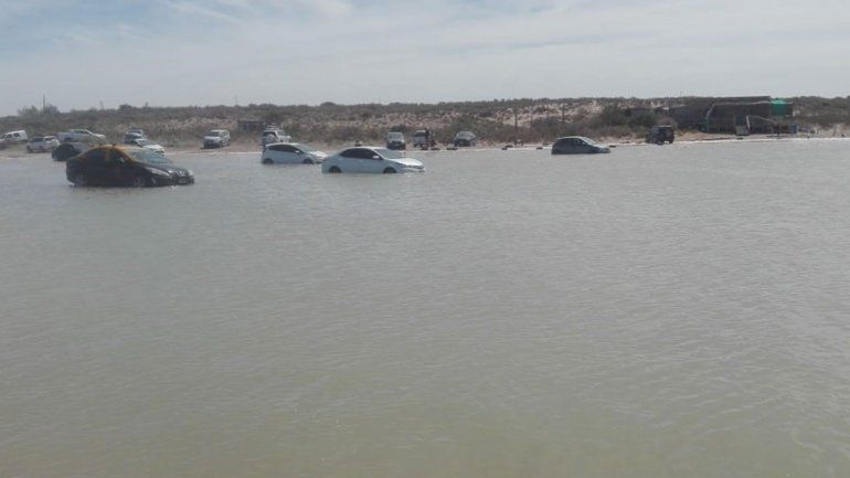 Marea extraordinaria atrapa a decenas de autos en Piedras Coloradas