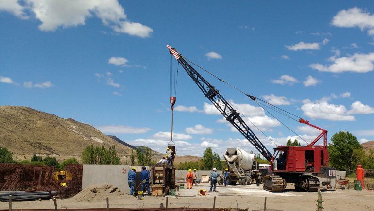 Aseguran que terminarán en un año el puente de La Rinconada