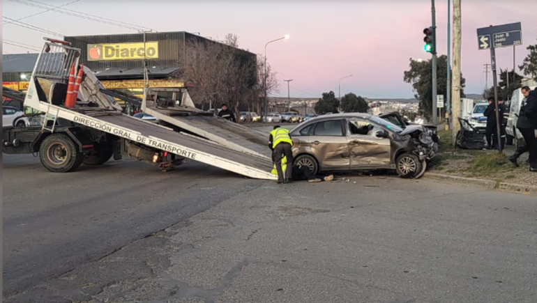 El pequeño Gol de tres puertas impactó contra un Fiat Siena en una bocacalle de Comodoro Rivadavia