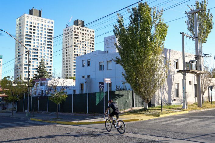 Okupas en un edificio de Avenida Argentina y una denuncia que alarma
