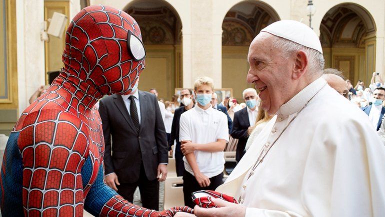 El viral encuentro entre el papa Francisco y Spiderman