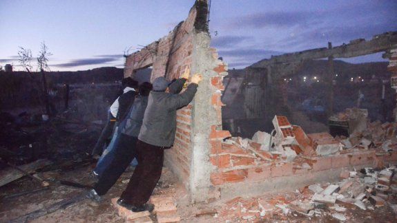 Los vecinos de Valentina Norte Rural incendiaron cuatro casas y derrumbaron otra, a una familia de delincuentes, para que no vuelvan al barrio. Se apellidan Aguirre.