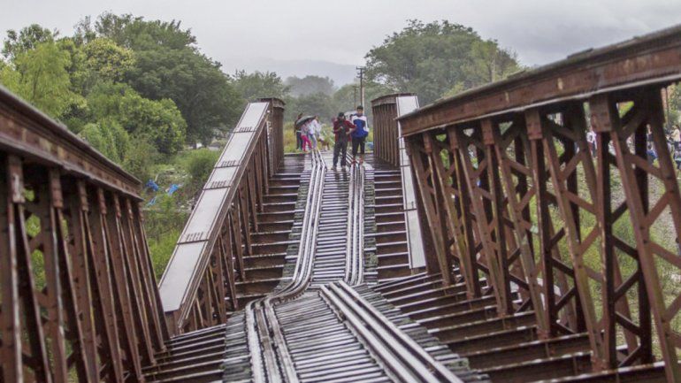 El paso ferroviario fue víctima de las lluvias y del movimiento de tierras.