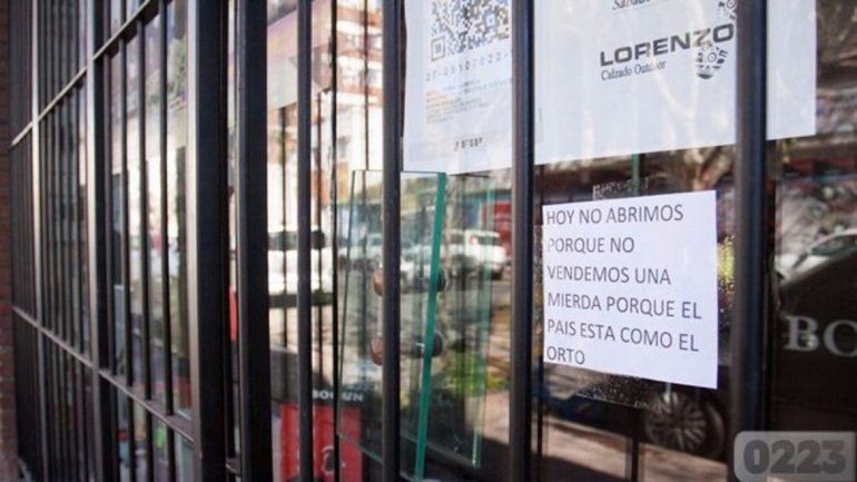 Tuvo que cerrar su negocio y dejó un llamativo cartel