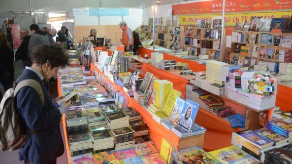 La Feria del Libro de Neuquén ya tiene las puertas abiertas. Durante dos semanas se transformará en una cita interesante para los lectores. Fue inaugurada oficialmente ayer por las autoridades.