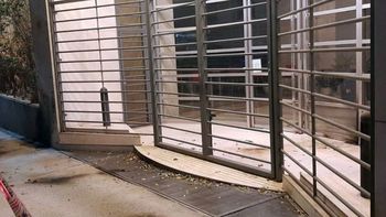 atentado a clarin: encapuchados tiraron bombas molotov al edificio del diario atentado a clarin: encapuchados tiraron bombas molotov al edificio del diario