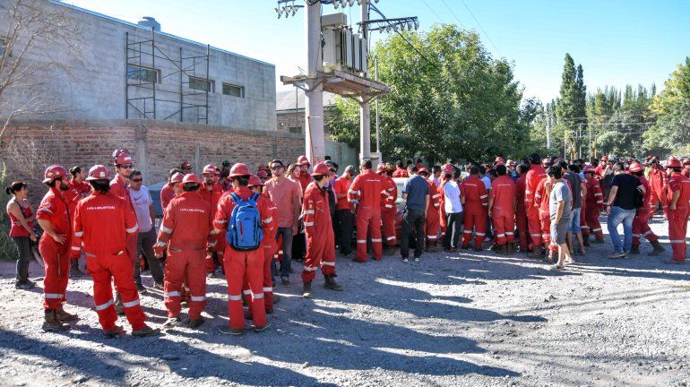 Trabajadores de Halliburton protestan en las puertas de la empresa
