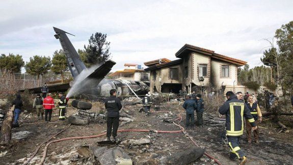 Se estrelló un avión de carga en Irán: 15 muertos