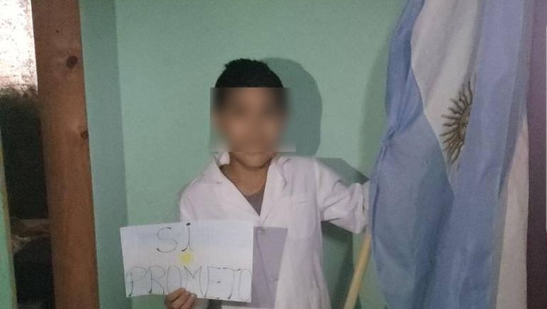 Polémica por un alumno que prometió a la bandera en su casa