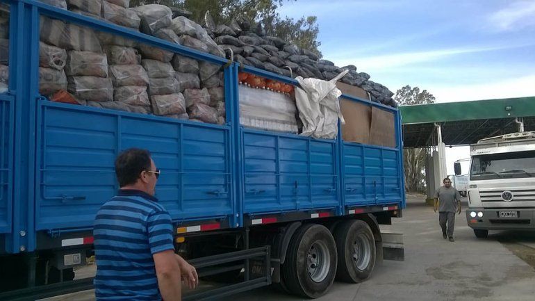 Decomisan miles de kilos de hortalizas y docenas de huevos de contrabando