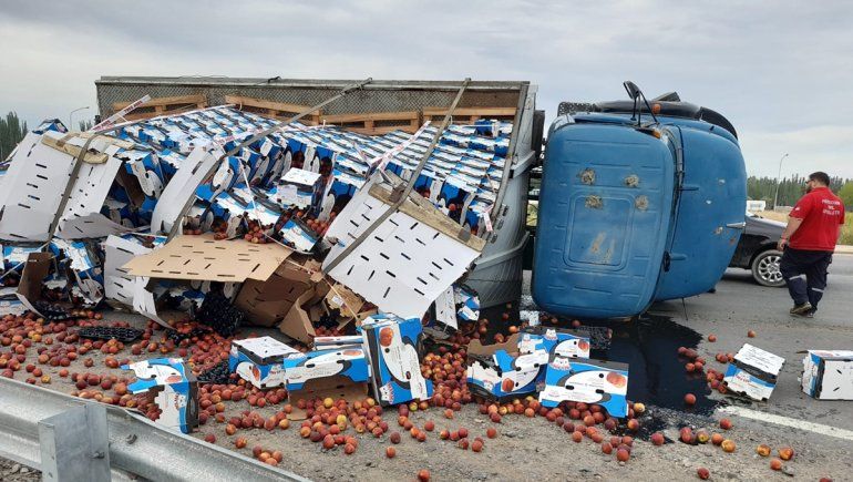 Un camión volcó en la rotonda del Tercer Puente y perdió el cargamento
