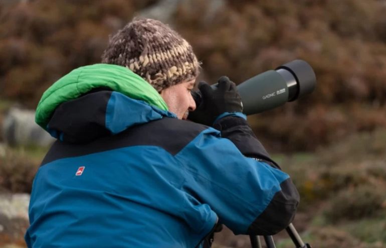 Para realizar el censo, los voluntarios observadores se ubican frente a los paredones donde anidan los cóndores y registran los ejemplares que salen de los dormideros. Para realizar el censo, los voluntarios observadores se ubican frente a los paredones donde anidan los cóndores y registran los ejemplares que salen de los dormideros. 