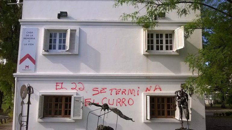 Las pintadas en el centro de detención clandestino Mansión Seré.