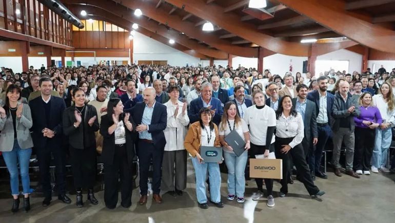 Figueroa anunció notebooks para los estudiantes con becas Gregorio Álvarez