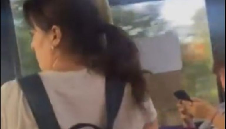 La confundió con Patricia Bullrich en el colectivo y la atacó: todo quedó grabado
