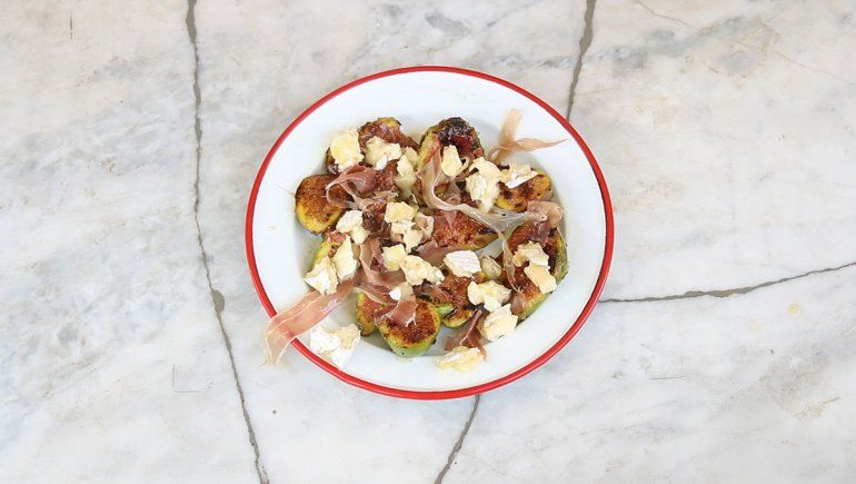 Receta: ensalada de higos, queso Brie y jamón crudo