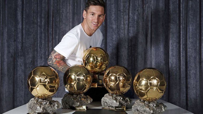 La Pulga con sus cinco trofeos de mejor jugador del mundo de la FIFA.