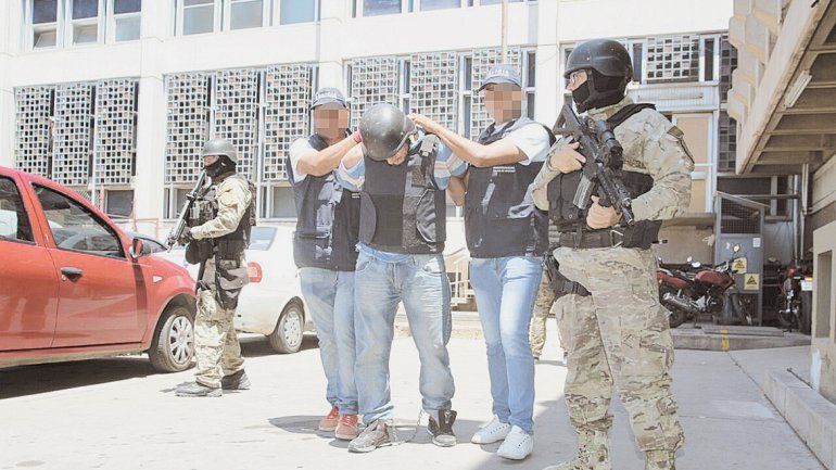 La Policía mendocina lo traslada para realizar los trámites de rigor.