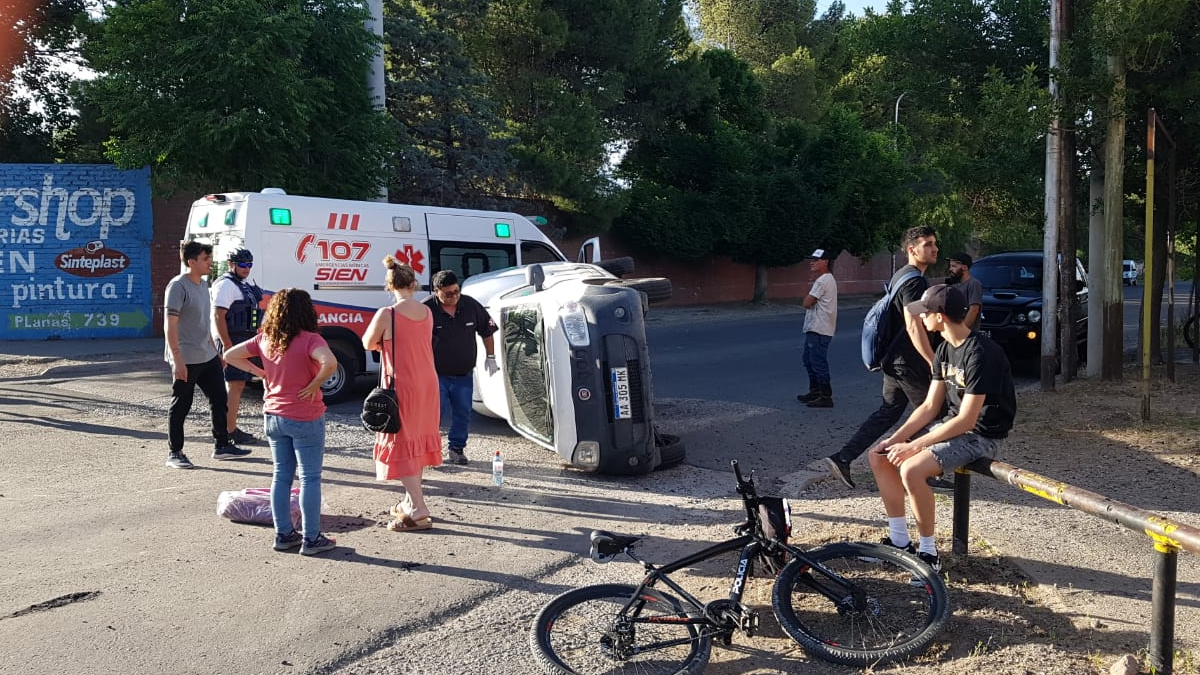 Una mujer herida tras chocar y volcar en barrio Nuevo