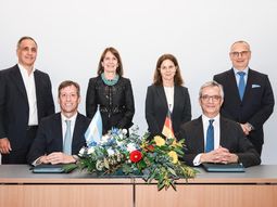 En la foto (De izquierda a derecha): Marcos Bulgheroni, Group CEO de PAE; Rodolfo Freyre, Presidente de SESA; Betina Pasquali de Fonseca, embajadora argentina en la República Federal de Alemania; Doris Honold, miembro del Consejo de Supervisión de SEFE, Frédéric Barnaud, CCO de SEFE; Dr. Egbert Laege; CEO de SEFE. En la foto (De izquierda a derecha): Marcos Bulgheroni, Group CEO de PAE; Rodolfo Freyre, Presidente de SESA; Betina Pasquali de Fonseca, embajadora argentina en la República Federal de Alemania; Doris Honold, miembro del Consejo de Supervisión de SEFE, Frédéric Barnaud, CCO de SEFE; Dr. Egbert Laege; CEO de SEFE.