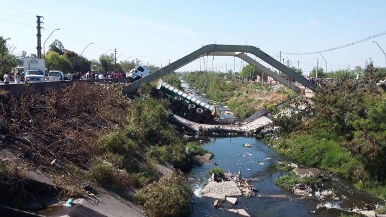 Se desplomó un puente en Tucumán y un camión quedó atrapado