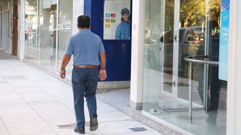 El hombre fue detenido en el interior del banco y luego lo liberaron.