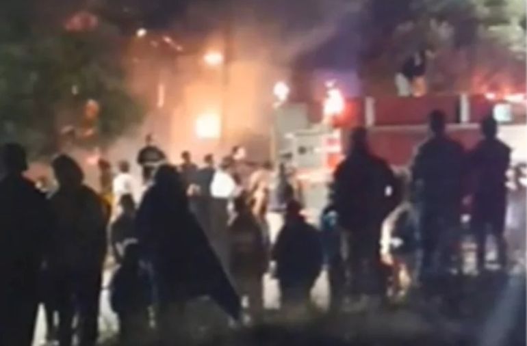 Una gran cantidad de vecinos de Puerto Pirámides se agolparon frente a la casa Elis Morón y vieron cómo era consumida por las llamas. Una gran cantidad de vecinos de Puerto Pirámides se agolparon frente a la casa Elis Morón y vieron cómo era consumida por las llamas.