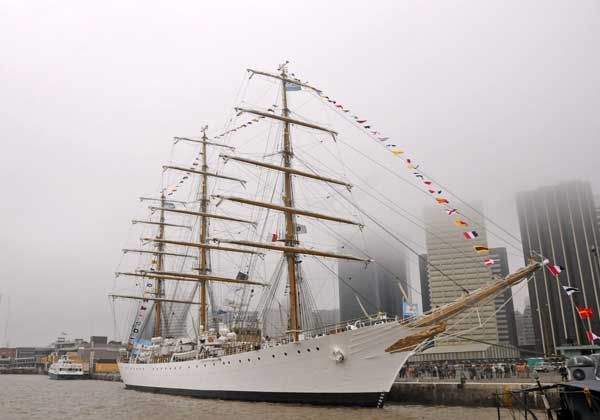 El Gobierno podría rebautizar como Eva Perón a la Fragata Libertad