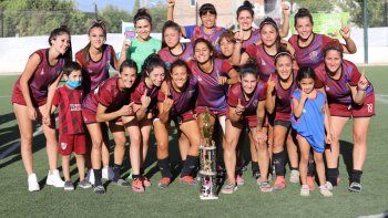 Las chicas de Conflu festejan el título. Las chicas de Conflu festejan el título.