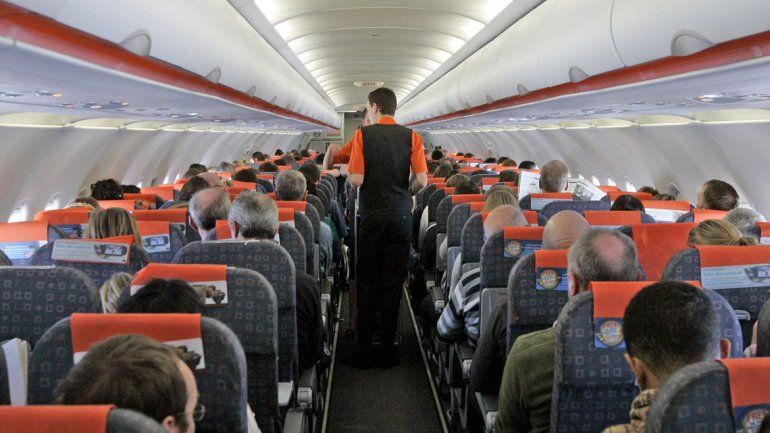 Susto en un avión por dos mujeres que viajaban gritando